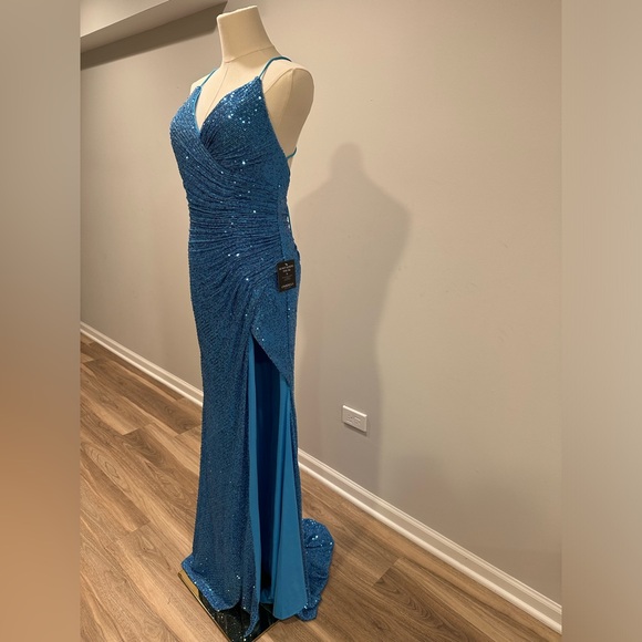 Prom•special occasion•pageant. NWT SZ medium - Picture 2 of 5
